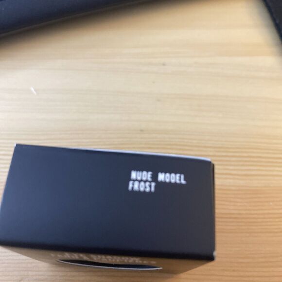 MAC FROST Eyeshadow NUDE MODEL - Picture 5 of 5